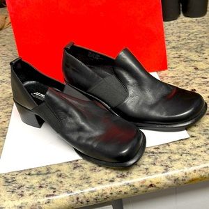 Aerosols size 9M Black dress shoes with 2 inch heels upper leather